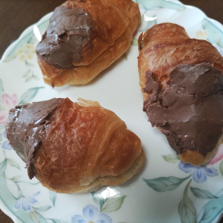 甘栗とクリームチーズ入りチョコがけミニクロワッサン